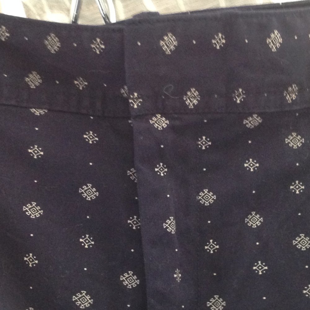 Short navy cotton shorts by Gap with tan accents. Sz 12